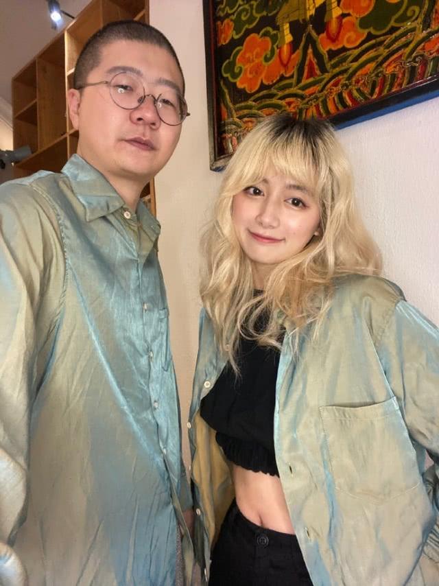 照片中,李诞和老婆黑尾酱穿绿色衬衫出镜,一眼看去两个人夫妻相越来越