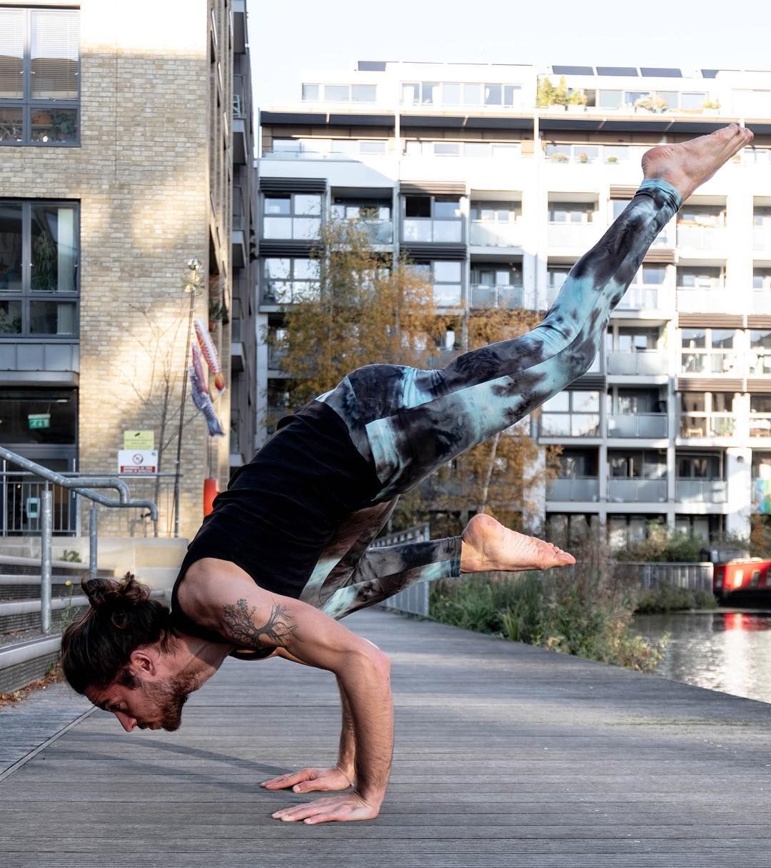 牛骏峰杂志写真造型阳光帅气青春亮眼身材健美格外吸睛