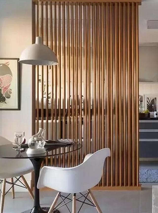 室内面积不是太小,可尝试用木栅栏做隔断,不影响采光还有装饰性