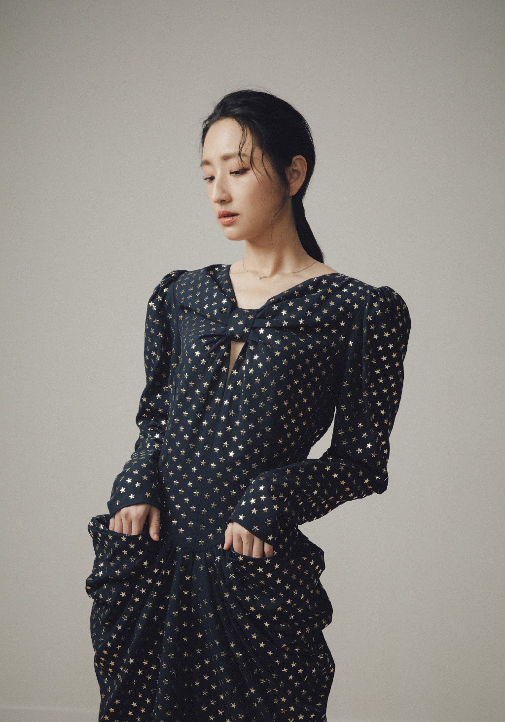 35岁演《想见你》女主大红,今穿荷叶边衬衣配皮裤,复古霸气