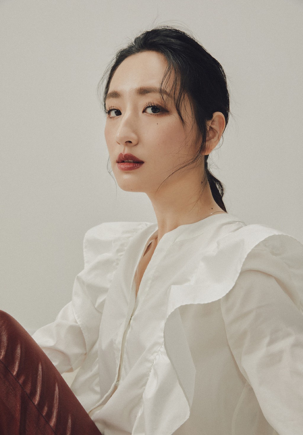 35岁演《想见你》女主大红,今穿荷叶边衬衣配皮裤,复古霸气