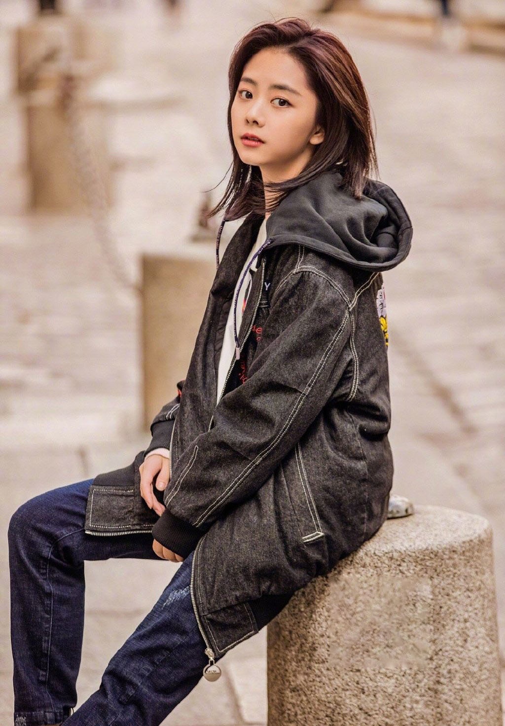 25岁演高中生毫无违和感,今穿牛仔套装搭白t,30岁仍似少女