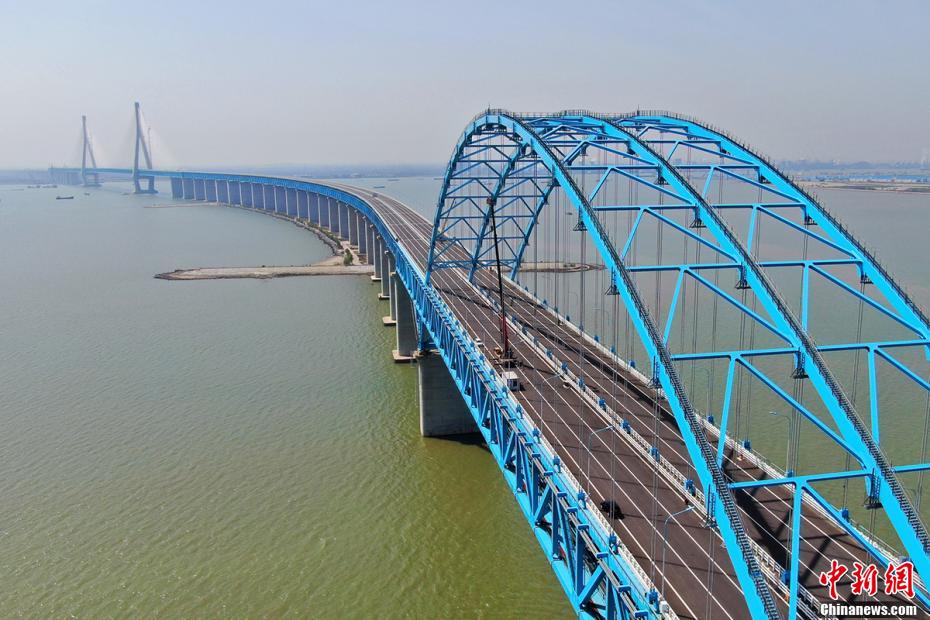 世界最大跨度公铁两用钢拱桥上"高空调索"忙