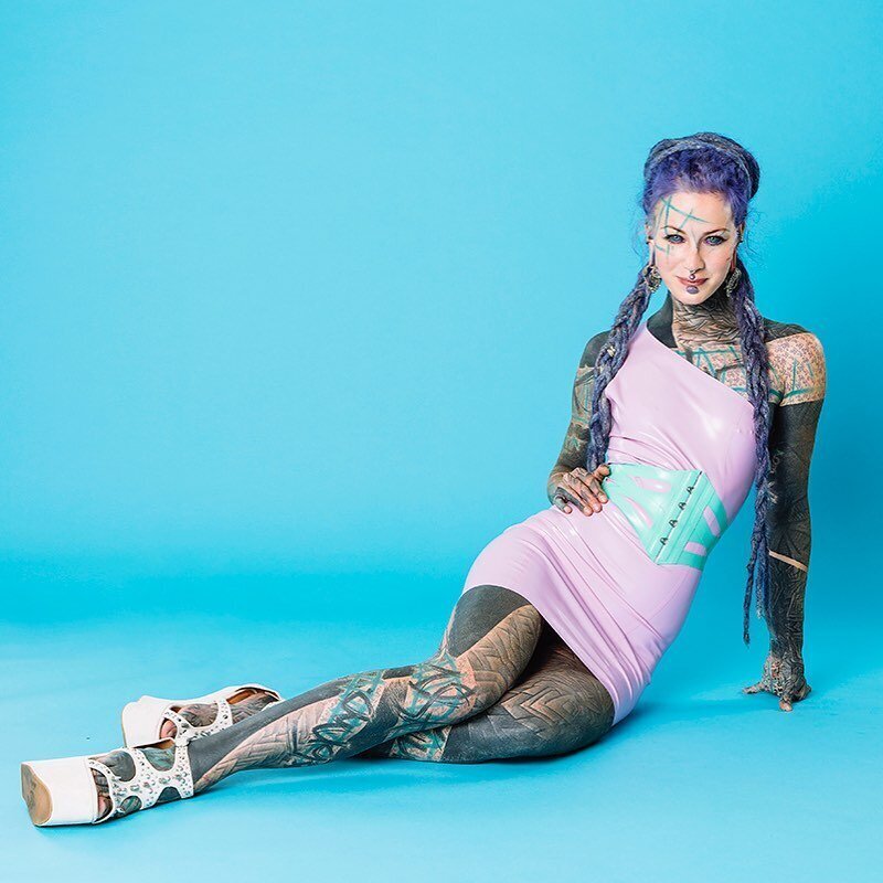 身体全盘纹身的德国模特阿努卡特斯,紫色眼球漂亮吗?__财经头条