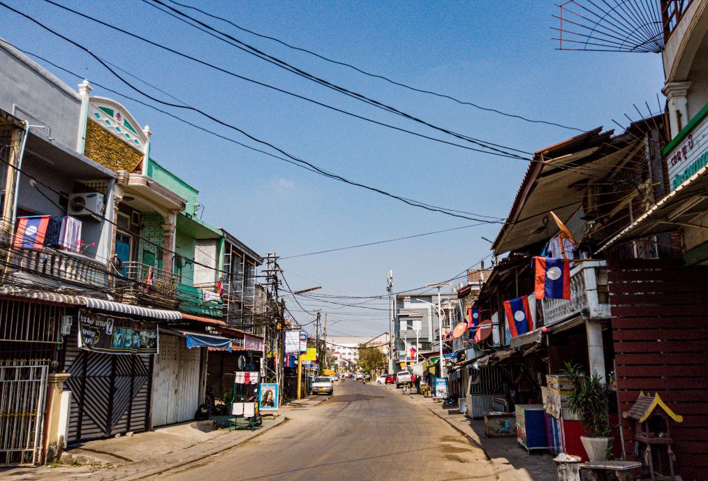 老挝首都万象没有高楼大厦到处郁郁葱葱但空气质量却没那么好