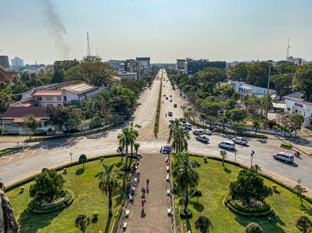 老挝首都万象没有高楼大厦到处郁郁葱葱但空气质量却没那么好