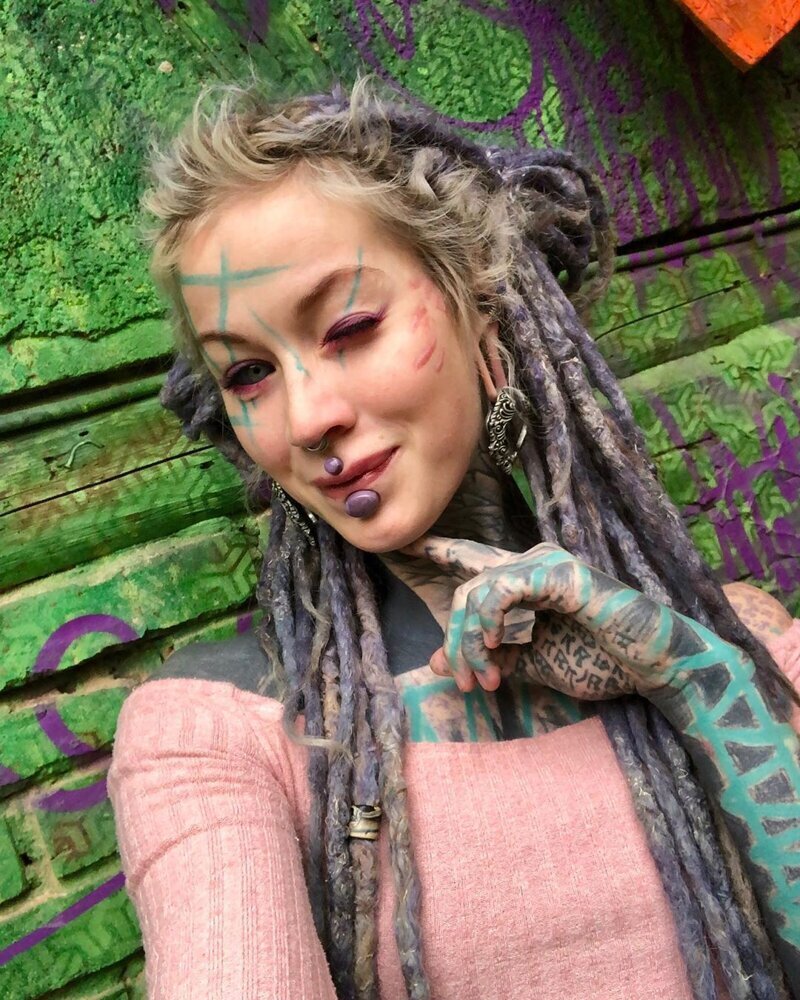 身体全盘纹身的德国模特阿努卡特斯,紫色眼球漂亮吗?__财经头条