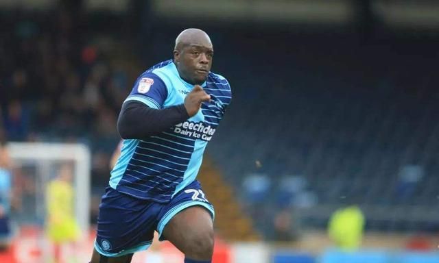 世界足坛最强壮的6大中锋,一人体重200斤,去能轻易带球过人|维埃里