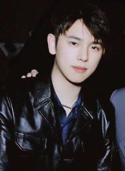 如果说过去陈雨昂和弟弟同框颜值总被碾压,现在的他和弟弟合照可是