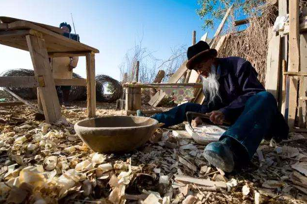 沙漠中也有居民,这群人世代生活在沙漠中,主要靠捕鱼为生