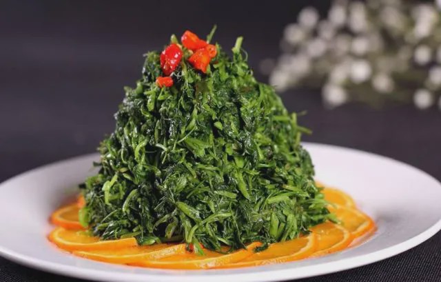 小干红椒一根,盐2克,醋少许,糖2克,花椒油几滴做法:1,灰灰菜清水洗