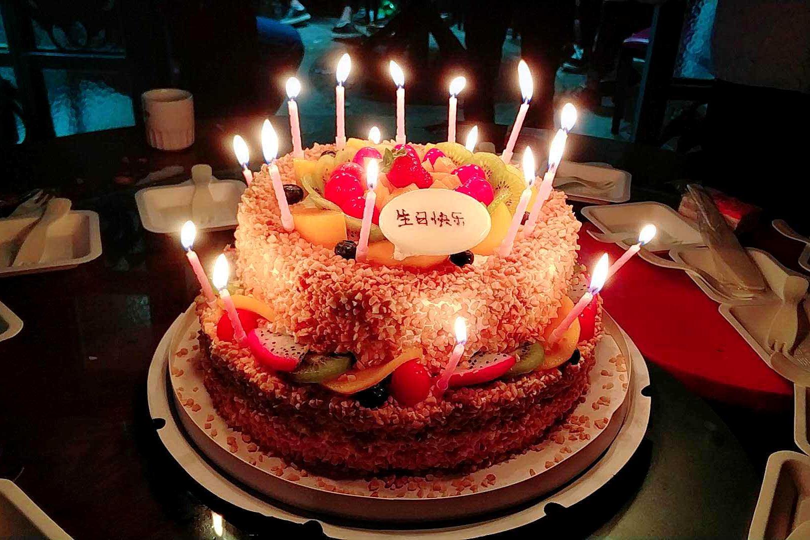 倍感温暖,武汉小学生花样过生日,一次别样的空中生日会