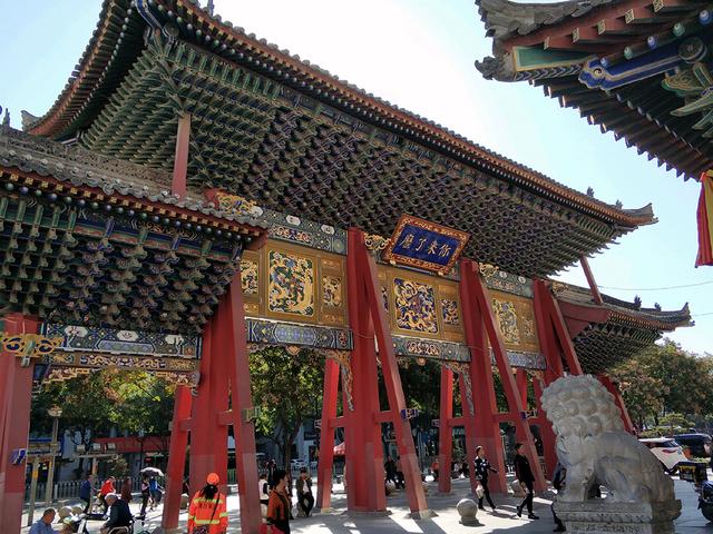 西安西大街都城隍庙,牌坊上简单的四个题字,让游客摸不着头脑