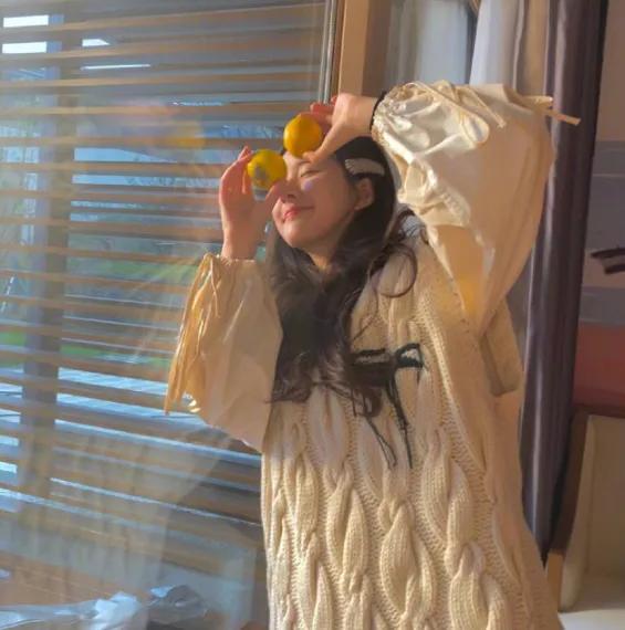 赵露思用橙子摆拍,粉丝却被旁边拍照的手抢镜,一看就是男生