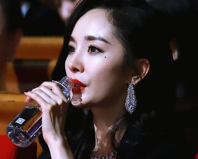 有种"不沾口红"叫杨幂喝水,被镜头拍到特写时,眼角泪痣太惊艳