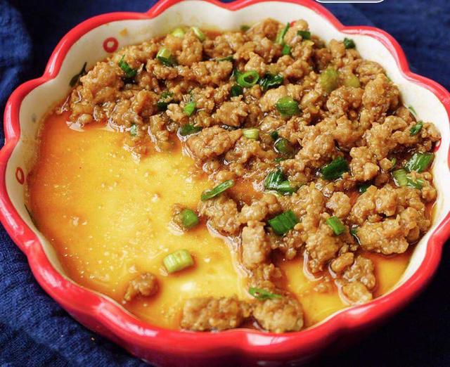 鸡蛋两个,温水是鸡蛋的两倍量,盐,生抽,蚝油,肉末,葱花   做法步骤