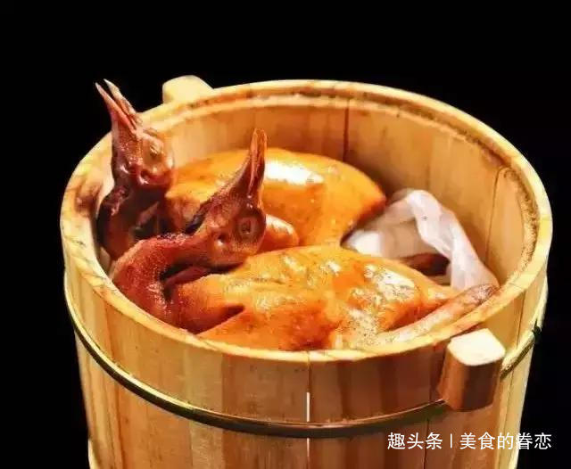 开胃菜:鲊肥肠,泡椒黄焖江团,山楂果香红烧肉,香茅焗乳鸽