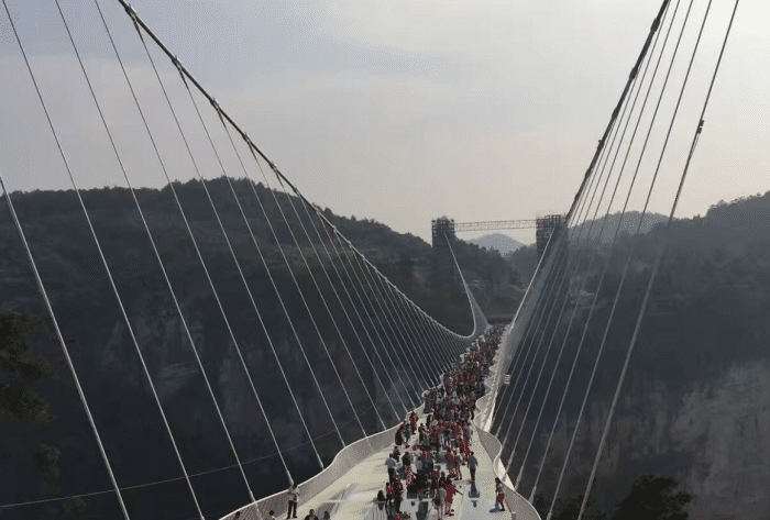 中国最牛琉璃桥, 人们不服拿大铁锤砸, 硬是砸不破