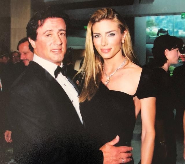 其实珍妮弗·弗拉文年轻时的少女感特别强,而且她纤细的身姿和v型小脸