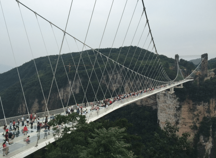 中国最牛琉璃桥, 人们不服拿大铁锤砸, 硬是砸不破