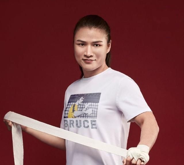 张伟丽致敬李小龙:我非常佩服李小龙的武术哲学