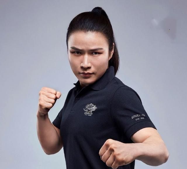 张伟丽致敬李小龙:我非常佩服李小龙的武术哲学