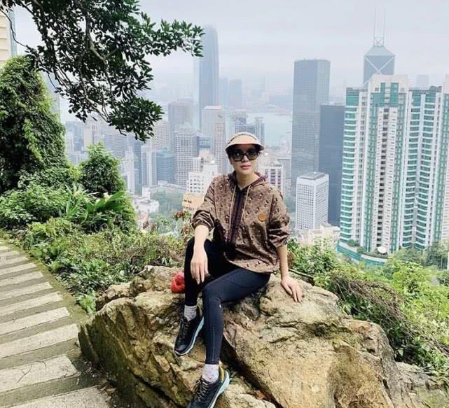 近日,杨小娟上传了多张与吕良伟一起爬山的照片,二人穿着运动服,戴着