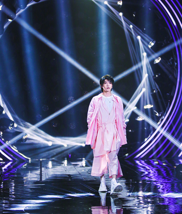 华晨宇一身粉色套装出镜综艺,个性十足清新又帅气,非常养眼!
