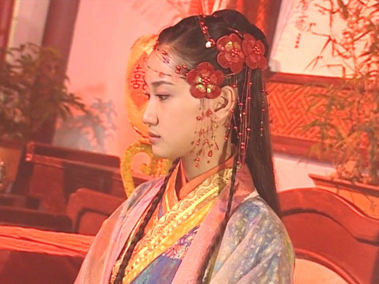 正文       《龙飞相公》中陈彦妃扮演段天爱,这个造型出现在婚礼的