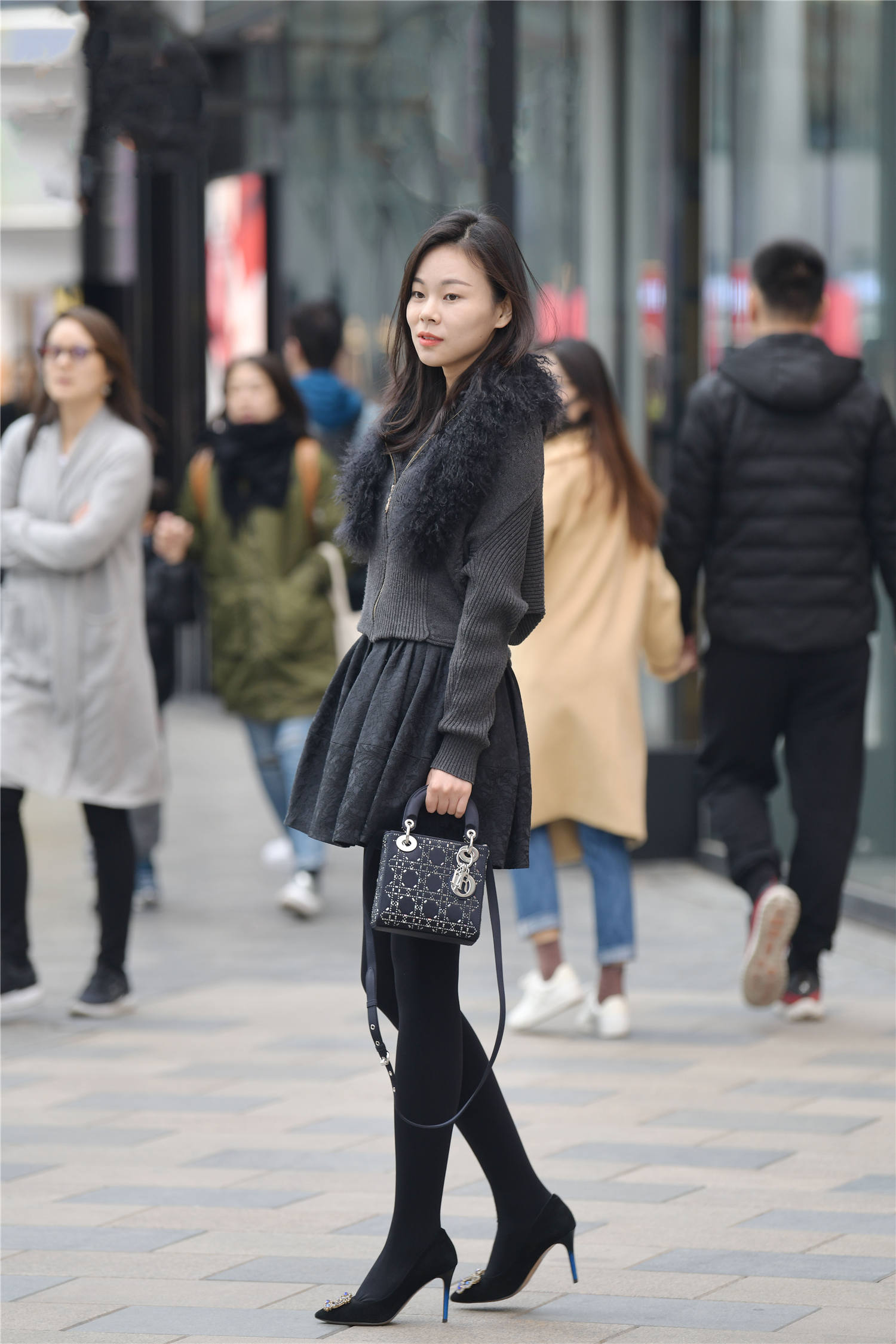 春季出门穿上高跟鞋,让你变得不一样,显身材还有气质