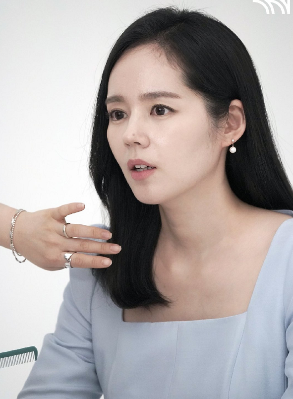 生完二胎之后的韩佳人首次正式出镜,依旧以童颜美貌和优雅示人!