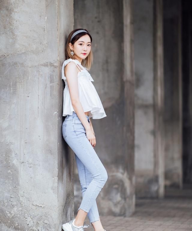 不过记得腿部不要靠墙哦,可以一只脚为重心站立,另外一只技巧微微弯曲