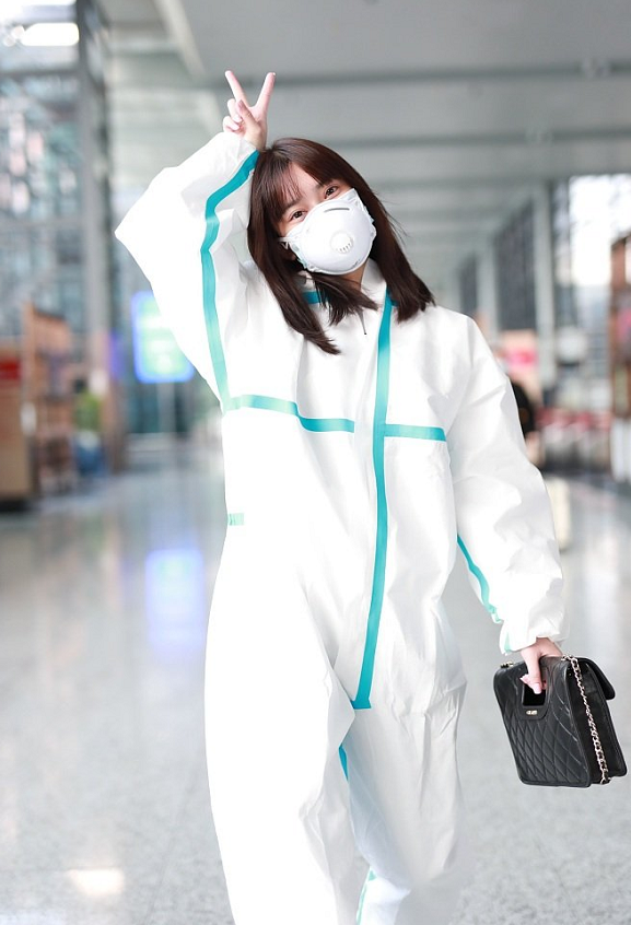 孟子义"防护服"佩戴口罩现身机场,举止动作俏皮可爱,好呆萌!