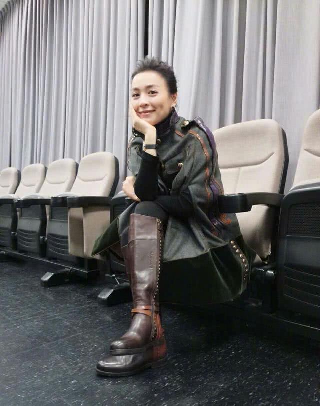 张庭牛仔短裙 蓬蓬裙尽显少女范,生图曝光终于信她49了