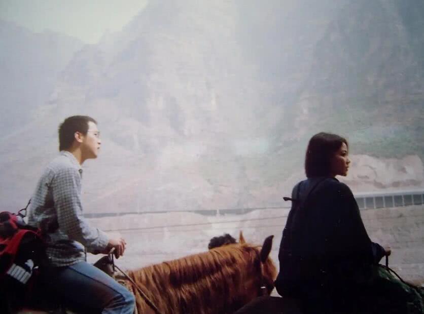 王菲窦唯同游野三坡旧照曝光,两人骑马同行的侧脸惊艳时光