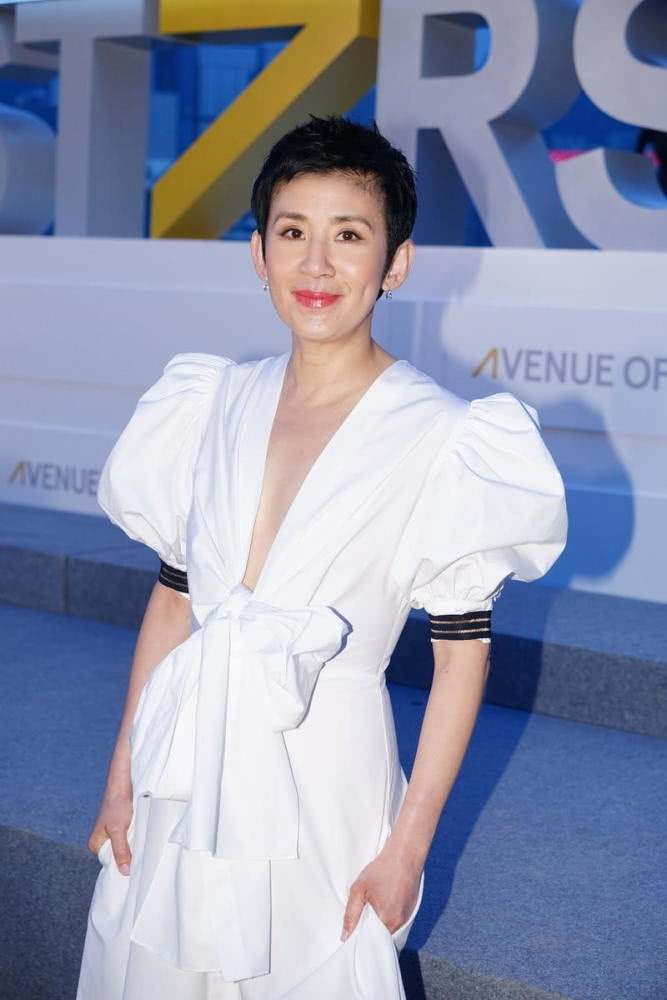 吴君如老了超短发造型搭配白色连衣裙洋气又减龄一点不显老