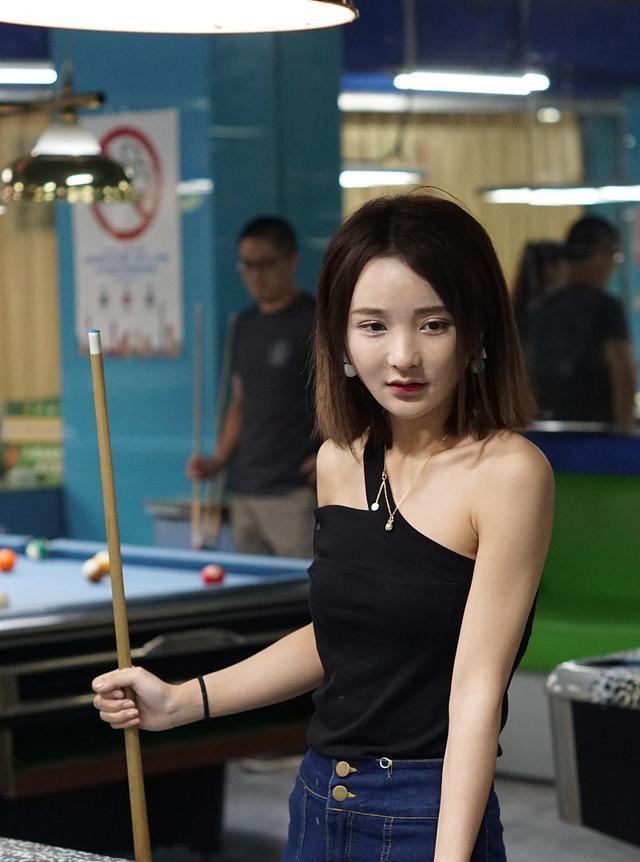 台球裁判因低胸装爆红,入籍美国与壮汉举止亲密|吕帅希|台球|裁判