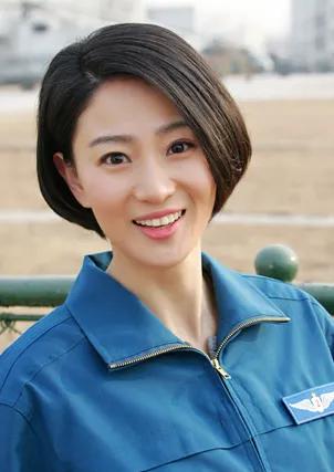 当大家看到穿上现代装的侯梦莎时,就都为吴京的妻子捏了一