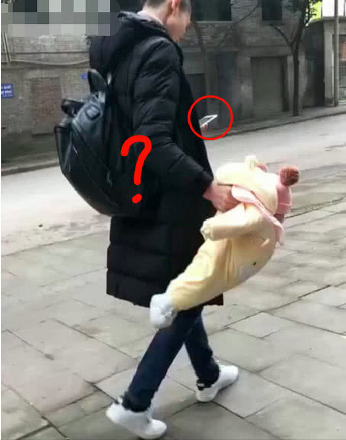 爸爸带孩子的方式,拎着就起飞,孩子深刻意识到自己是捡来的