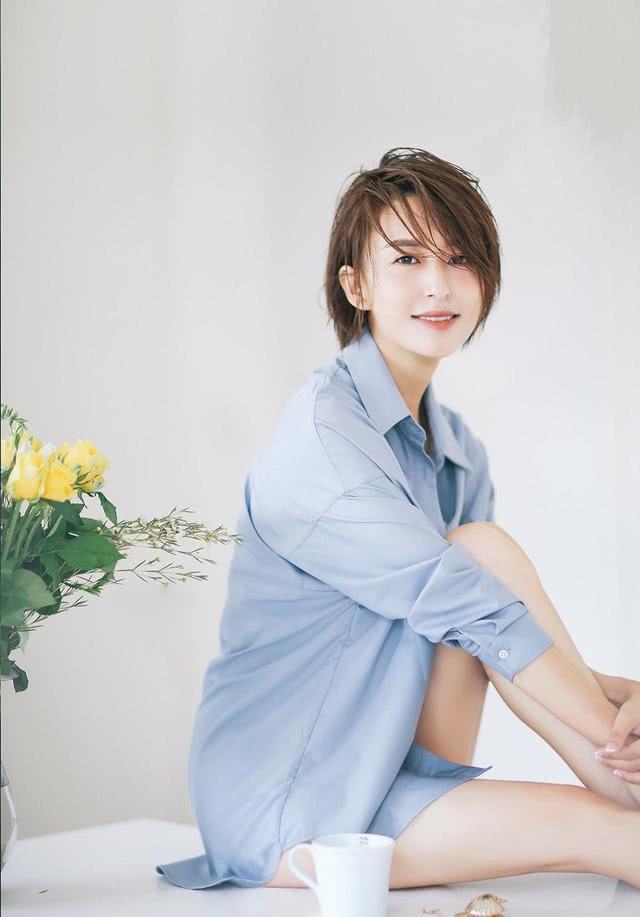 张蕾罕见写真只穿淡蓝色衬衫凹造型凌乱短发气质惊艳太撩人