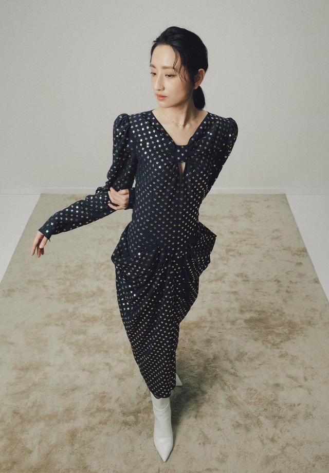 35岁演《想见你》女主大红,今穿荷叶边衬衣配皮裤,复古霸气