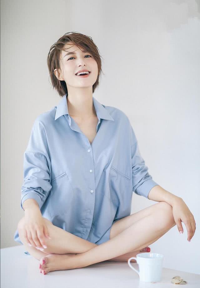 张蕾罕见写真只穿淡蓝色衬衫凹造型凌乱短发气质惊艳太撩人