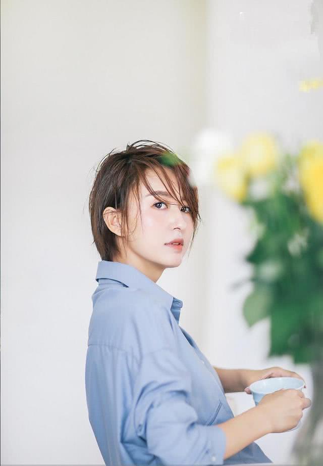张蕾罕见写真只穿淡蓝色衬衫凹造型凌乱短发气质惊艳太撩人