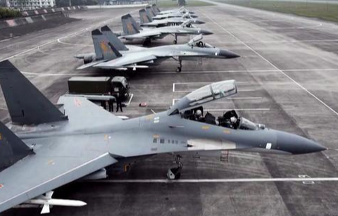 很多战斗机会露天停放?修遮风挡雨的机棚很贵吗?|空军基地_新浪新闻