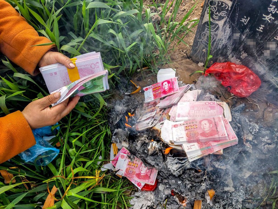 清明节扫墓提前一天上坟给先人焚烧纸钱怕毁庄稼鞠躬代替跪拜