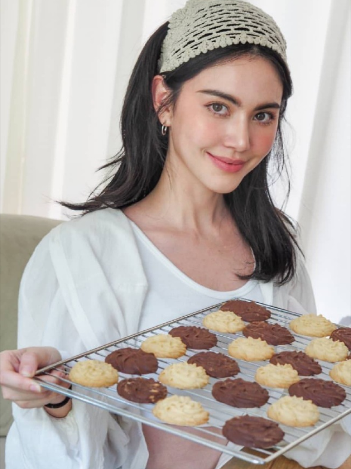 "混血女星"mai化身小厨娘,穿白衬衫牛仔裤烤饼干,真的好撩人