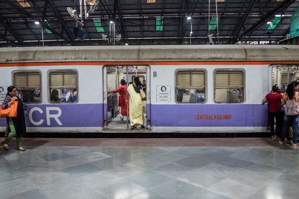 印度孟买地铁实拍:全程车门大开,上车不用检票,看不到工作人员