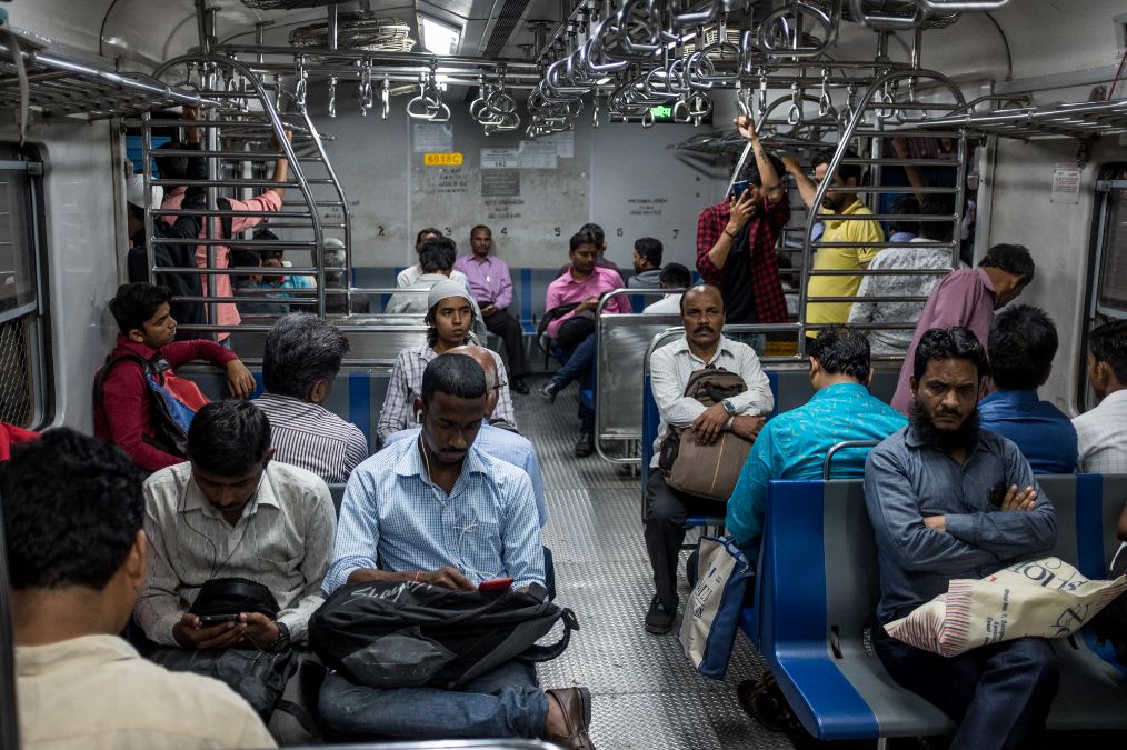 印度孟买地铁实拍:全程车门大开,上车不用检票,看不到工作人员
