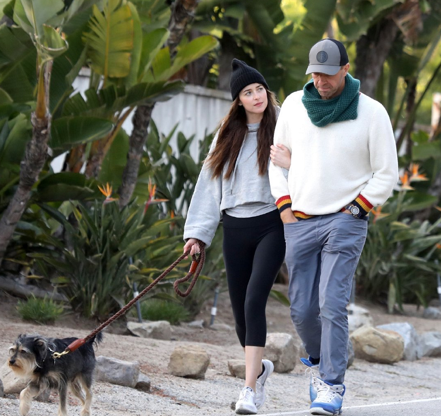 达妹达科塔·约翰逊和男友出街遛狗,这对小情侣真的很让人羡慕