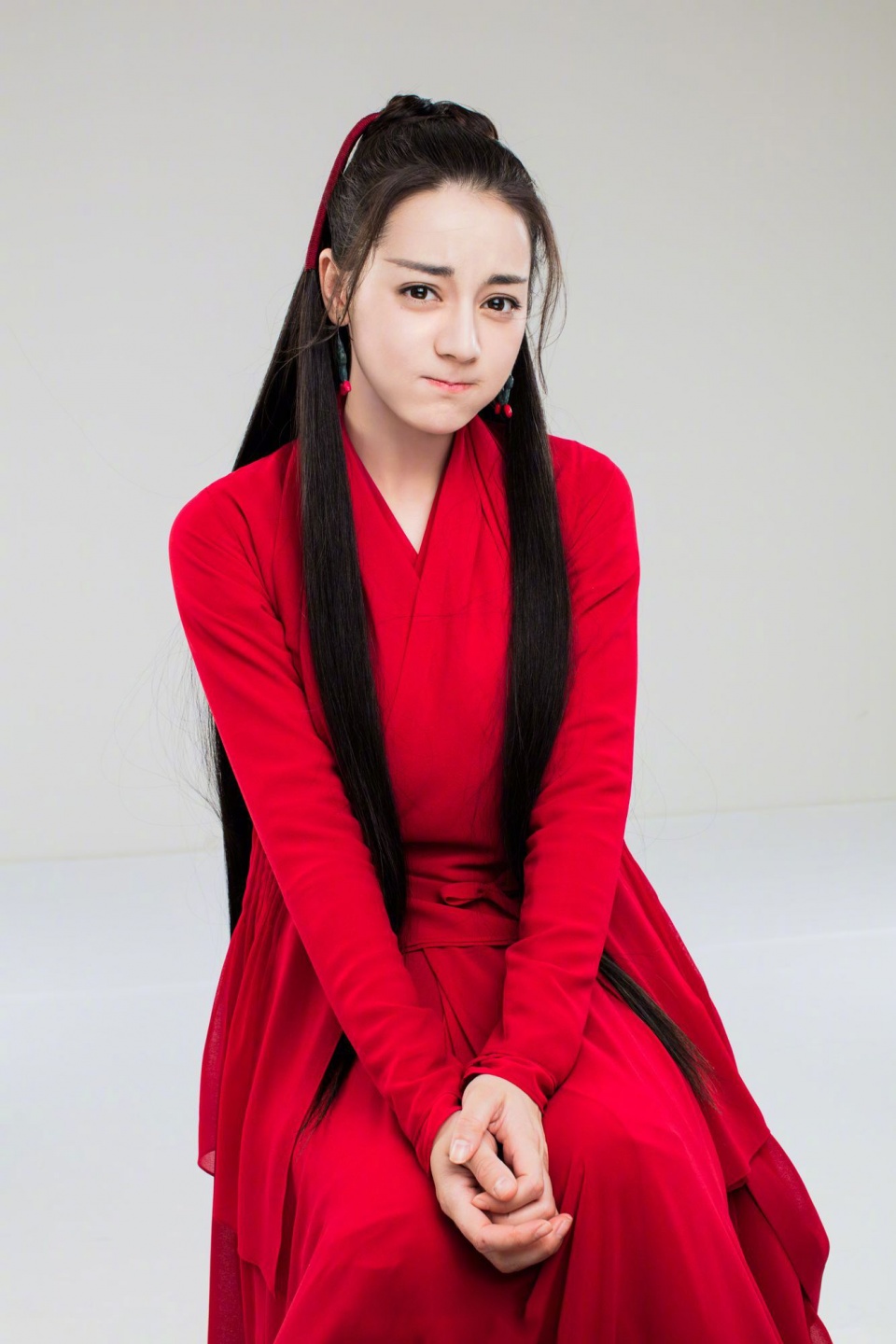 迪丽热巴身穿红色长裙,红衣似火狡黠明艳,治愈系笑容让人融化